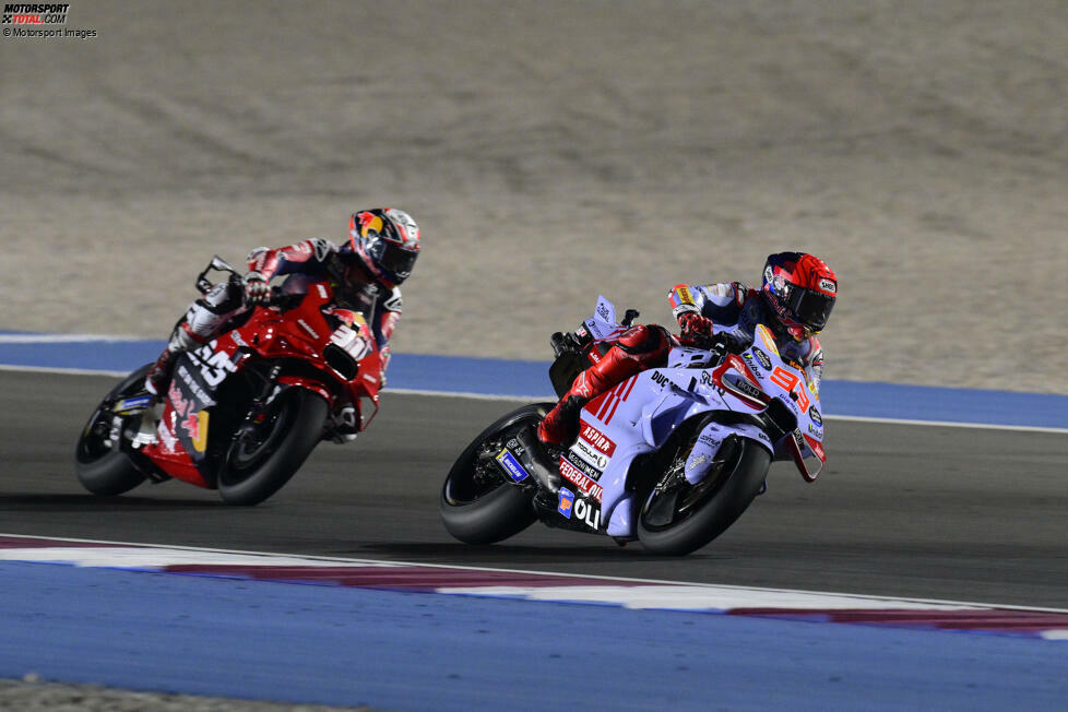 An seinem ersten Rennwochenende als MotoGP-Pilot zeigt Acosta gleich mal richtig auf. Er fährt die schnellste Rennrunde und überholt im direkten Zweikampf mal eben Marc Marquez, den sechsmaligen Weltmeister der Königsklasse, der nach elf Jahren Honda sein erstes Rennen auf einer Ducati fährt.