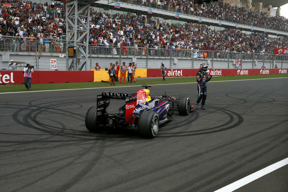 1. Die meisten aufeinanderfolgenden Siege - Der wohl schwierigste Rekord auf dieser Liste. Rekordhalter ist bis dato Sebastian Vettel mit 9 Erfolgen in Serie in seiner Saison 2013, Verstappen steht aktuell bei 8, weshalb er auf dem besten Weg ist, mit Siegen in Zandvoort und Monza eine neue Bestmarke aufzustellen.