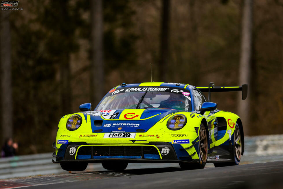 Rutronik-Porsche #96 (Olsen/Cairoli/Andlauer) - Comeback von Rutronik Racing nach zwei Jahren Auszeit. Bei NLS3 hat man gleich gezeigt, dass bei Trockenheit mit dem gelb-blauen Porsche zu rechnen ist. Es fehlt einzig etwas Erfahrung beim großen Rennen. 4 Sterne