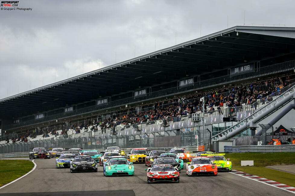 Die 51. Ausgabe der 24 Stunden vom Nürburgring sieht ausschließlich GT3-Fahrzeuge im Kampf um den Sieg. SPX und SP-Pro haben keine Autos dabei, die Gesamtsieg-Ambitionen hegen. Doch auch so haben wir 32 Autos, die theoretisch für den Sieg in Frage kommen. Aber manche eben mehr als andere. Eine Einordnung.