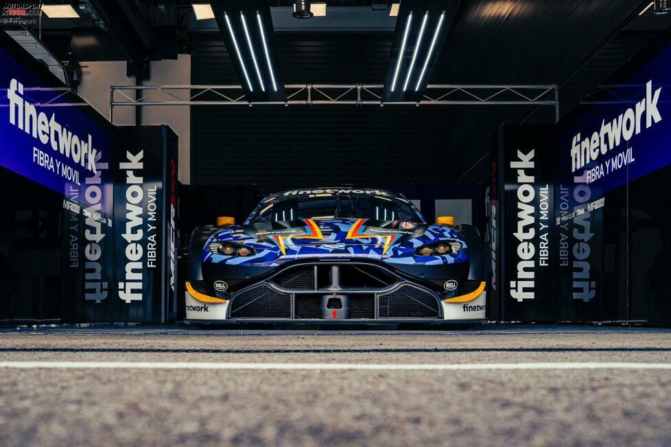 Ungewohntes Design: So kennt man den Aston Martin Vantage AMR DTM, der in der DTM-Saison 2019 in grau und hellblau am Start war, nicht. Denn der von HWA gebaute Class-1-Bolide wurde bei einem Fanevent in Madrid-Jarama an den neuen Besitzer Fernando Alonso übergeben - und dafür in dessen Farben beklebt.