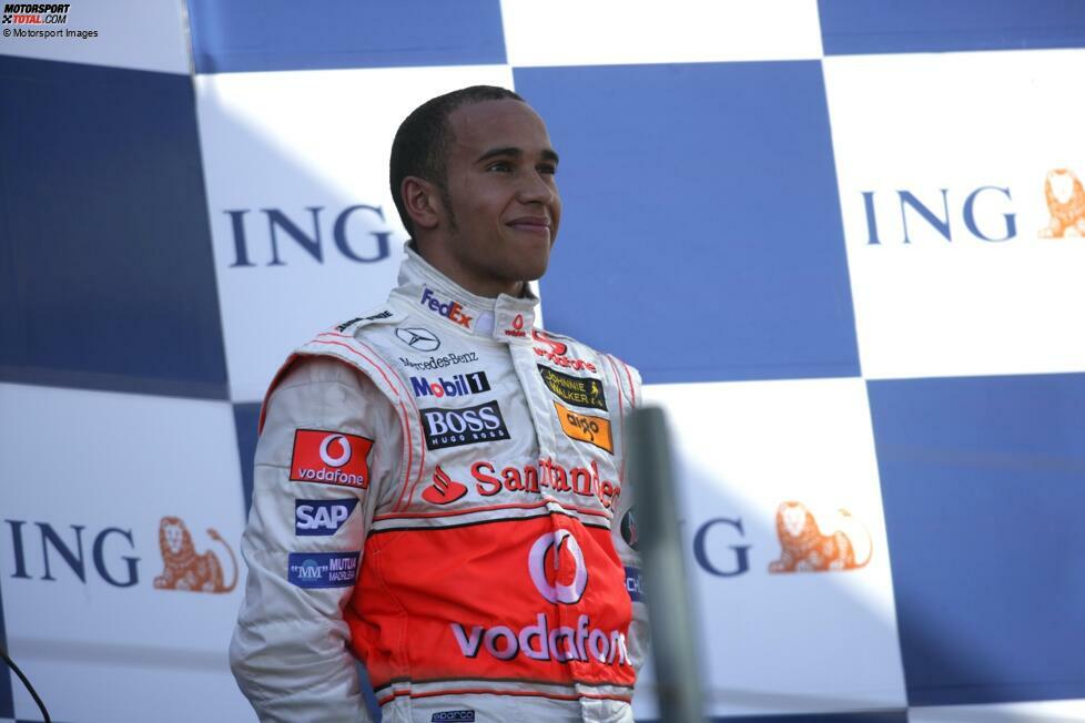 Noch besser läuft es für Lewis Hamilton in seinem ersten Formel-1-Rennen. Der Brite geht 2007 in Australien für McLaren-Mercedes an den Start und steht als Dritter neben Kimi Räikkönen und Fernando Alonso auf dem Podest.