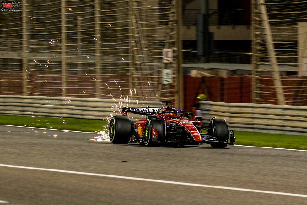 Bahrain:
Der Saisonstart in der Wüste lief schon denkbar schlecht für Ferrari. Charles Leclerc, der im Qualifying noch Zweiter wurde, schied 17 Runden vor Schluss mit einem Fehler an der Steuereinheit aus, als er komfortabel auf Kurs für Platz 3 lag. Sein Teamkollege Carlos Sainz rückte dafür einen Platz nach vorne.
Eingebüßte Punkte: 13