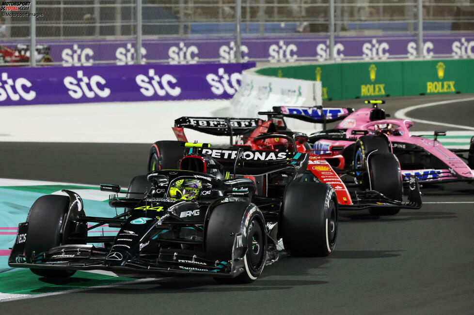 Saudi-Arabien:
Leclerc konnte sich erneut auf P2 qualifizieren, doch nach dem Bahrain-Ausfall musste Ferrari Komponenten wechseln, die zu einer 10-Plätze-Gridstrafe im erst zweiten Rennen führten! Beim Blick auf die Rennpace ...