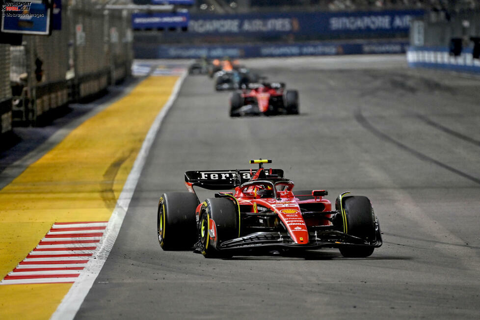 Singapur:
In der Anfangsphase des Rennens war die Scuderia mit Sainz und Leclerc auf den Plätzen 1 und 2, ehe ein Safety-Car durch einen Unfall von Logan Sargeant herauskam. Ferrari musste beide zum Reifenwechsel hereinholen, wobei der Doppelstopp bedeutete, dass ...