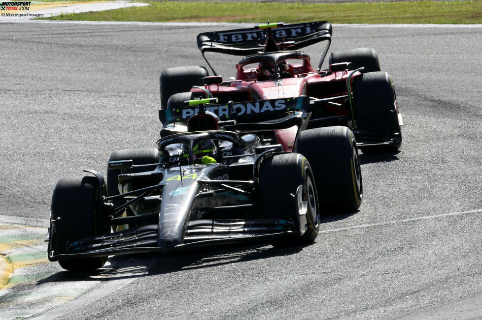 Mercedes hat sich in der Formel-1-Konstrukteurs-WM 2023 im Kampf um Platz 2 mit gerade einmal 3 Punkten Vorsprung auf Ferrari durchgesetzt, doch beide Teams haben im Saisonverlauf reihenweise Punkte liegen lassen.
Wir werfen nun einen Blick auf die vergebenen Chancen von Ferrari: