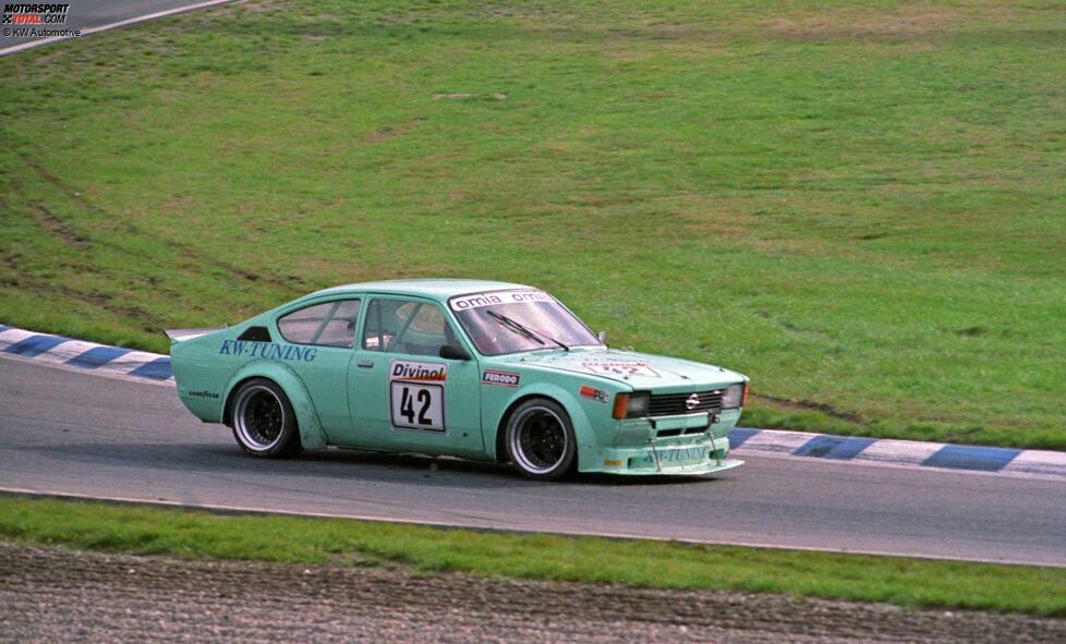 ... der Firmengründer Klaus und Jürgen Wohlfarth, mit den diese Anfang der 1990er-Jahre im Autoslalom und auf der Rundstrecke, wie hier in Hockenheim, angetreten sind. Jetzt sitzt ...