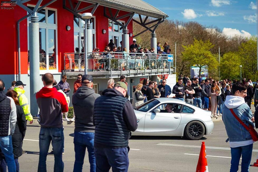 Touristenfahrer an der Nordschleifen-Zufahrt