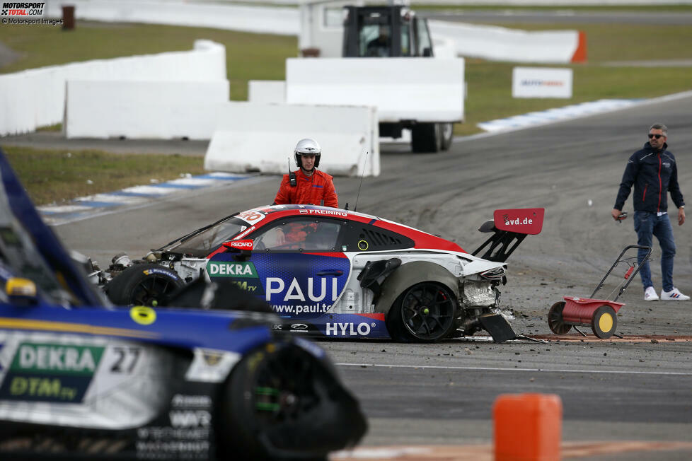 ... Österreicher sogar mitten im Titelkampf, ehe er beim Samstagsrennen des Finales in Hockenheim mit David Schumacher kollidiert und mit voller Wucht in die Mauer donnert. Preining zieht sich Rippenprellungen und eine Gehirnerschütterung zu, der Bolide ist zerstört.