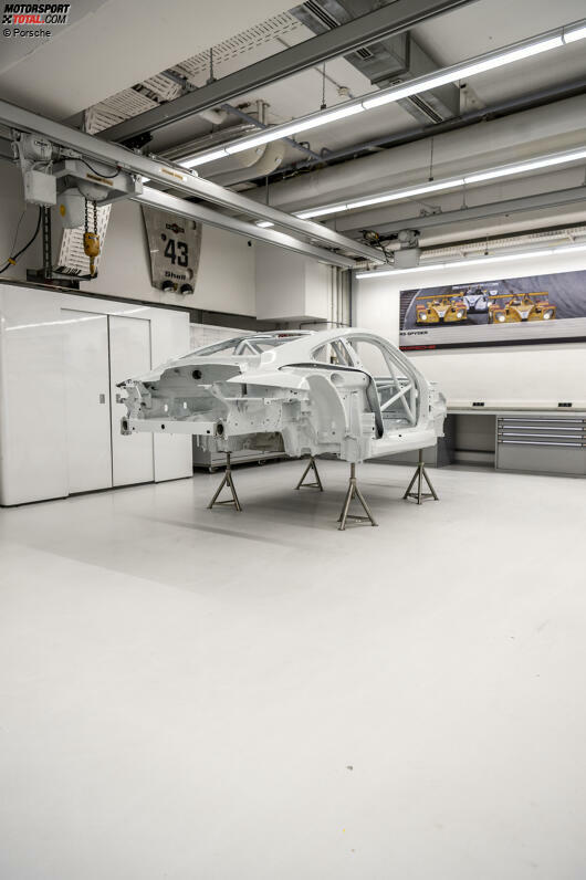 Dazu benötigt man ein neues Chassis, das vom Team Bernhard glücklicherweise ohnehin bestellt wurde. Bei der Zusammenarbeit zwischen dem Porsche-Museum und Timo Bernhards Team legt man ...