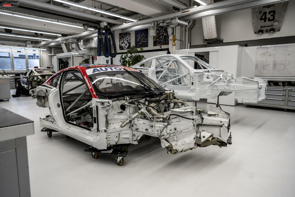Spannende Aktion von Porsche: Das erste DTM-Siegerauto der Marke, das bei einem Crash beim Saisonfinale zerstört wurde, wird in der Werkstatt des Porsche-Museums neu aufgebaut, um dann Teil der beeindruckenden Sammlung in Stuttgart zu werden.