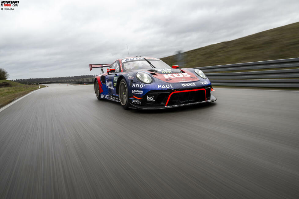 ... den wiederaufgebauten 911 GT3 R einer Testfahrt. Auf der hauseigenen Teststrecke gibt der 42-Jährige trotz Regens Gas. Sein Urteil: 