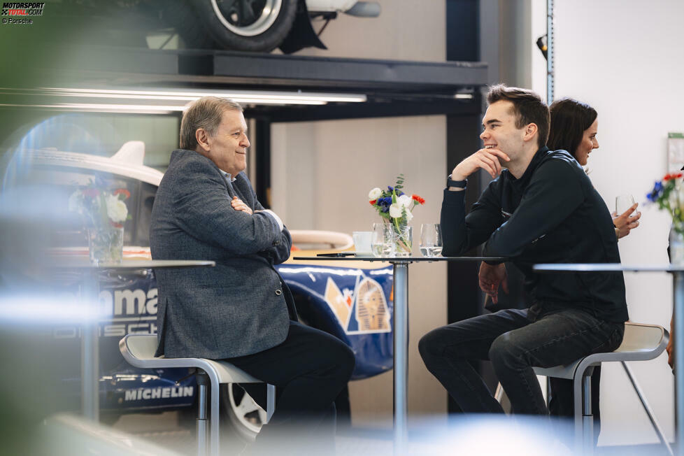 Auch Ex-Mercedes-Motorsportchef Norbert Haug (im Gespräch mit dem neuen Bernhard-Piloten Laurin Heinrich), der Timo Bernhard gut kennt, lässt es sich nicht nehmen, dem Event einen Besuch abzustatten.