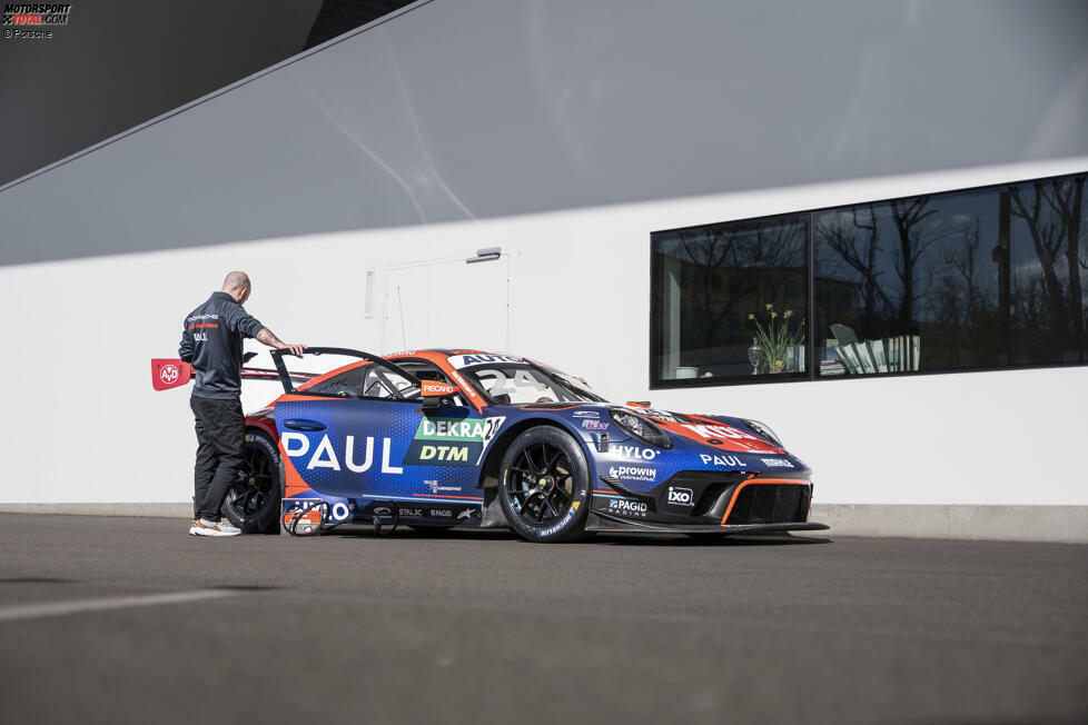 Bevor das fertige Fahrzeug ins Museum kommt, wird es von Timo Bernhard selbst überprüft. Auf dem westlich vom Porsche-Museum gelegenen Entwicklungszentrum von Porsche Motorsport in Weissach unterzieht der Ex-Le-Mans-Sieger ...