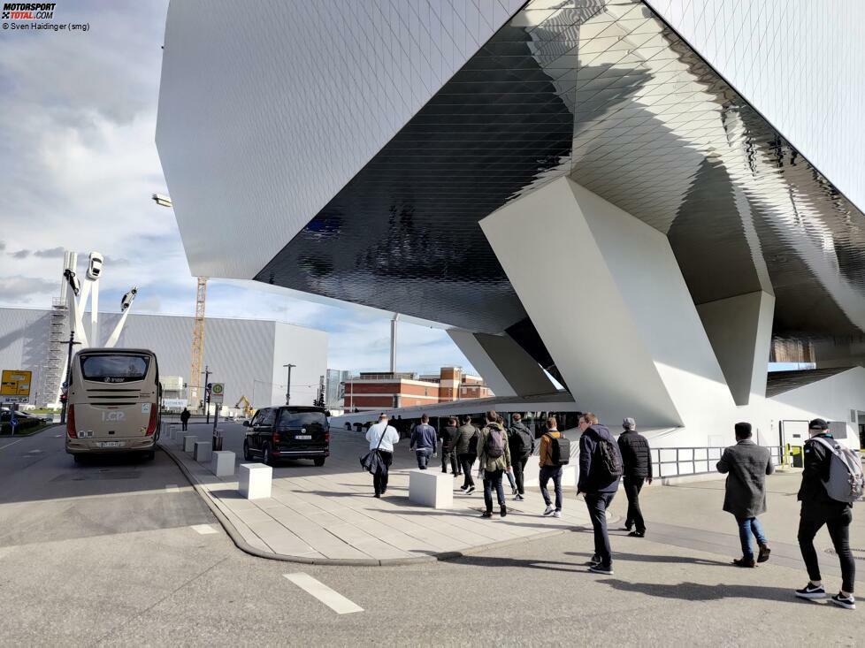 Bevor das Auto ausgestellt wird, lädt Porsche Gäste und Medienvertreter zur offiziellen Einbringung des Fahrzeugs ins Porsche-Museum.