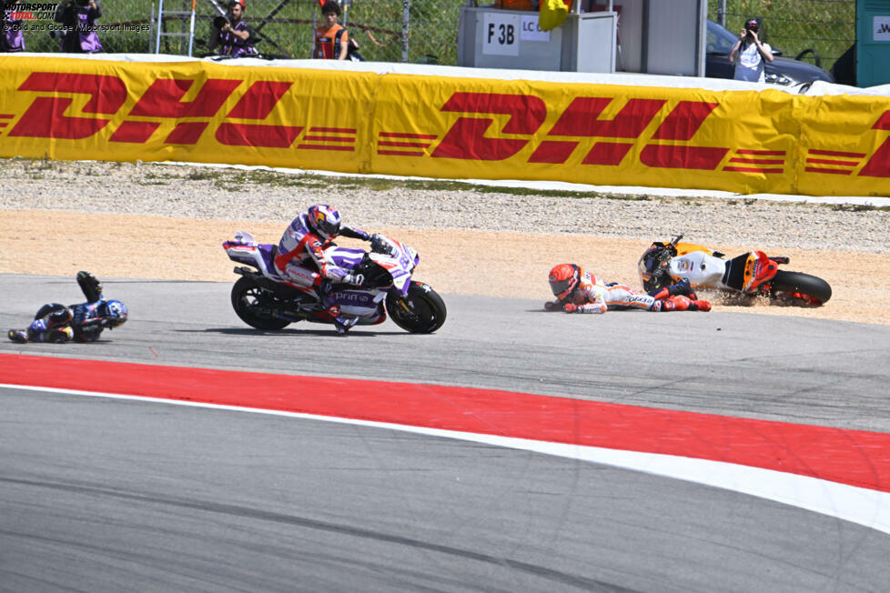 Oliveira und Marquez stranden in der asphaltierten Auslaufzone.