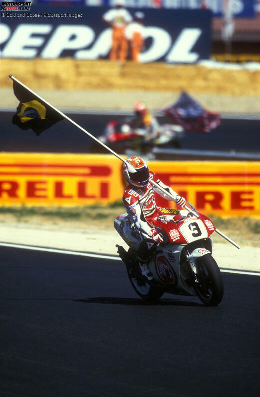 44. Rennen: Alex Barros (Suzuki) jubelt in Jarama 1993 über seinen ersten Königsklassensieg.