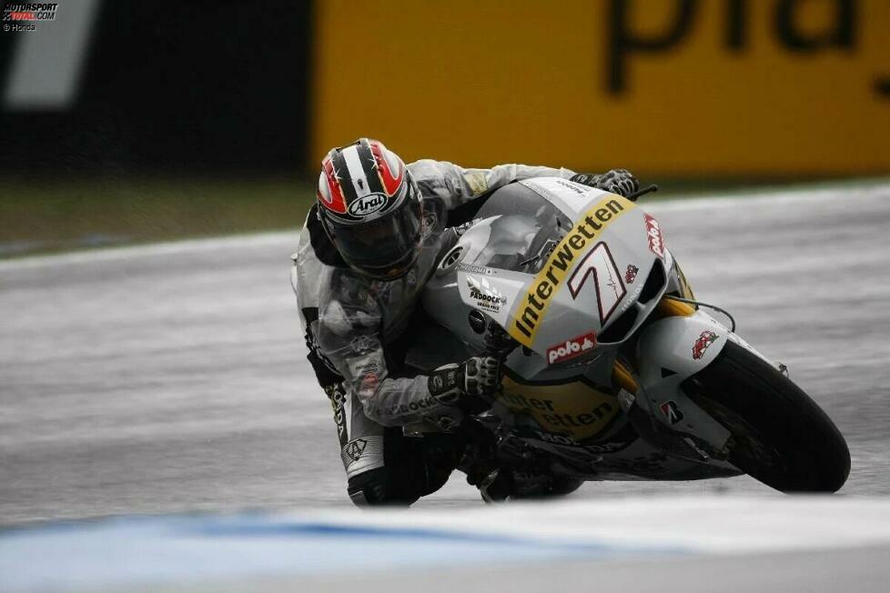 Hiroshi Aoyama kommt 2010 als amtierender 250er-Weltmeister in die MotoGP. Im Interwetten-Honda-Team gelingt ihm in Spanien 2011 ein vierter Platz. Nach einem Jahr in der Superbike-WM kehrt er 2013 noch einmal in die MotoGP zurück, bleibt aber ohne Podium.