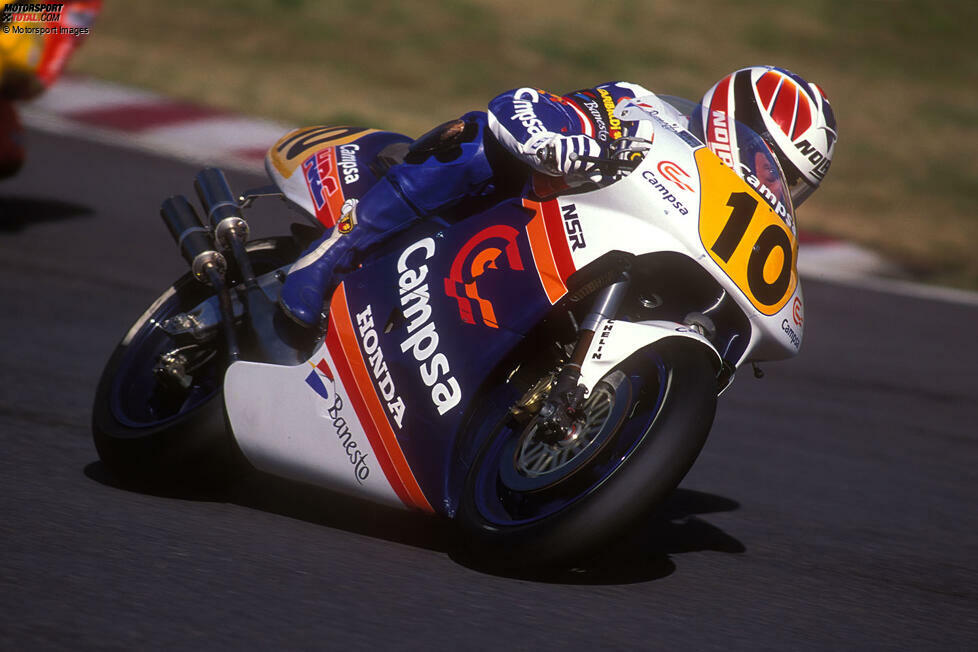 Sito Pons wird zweimal Motorrad-Weltmeister in der 250er-Klasse, bevor er 1990 in die Königsklasse aufsteigt. Ein Podium bleibt dem Honda-Piloten allerdings verwehrt. Ende der Saison 1991 tritt er als aktiver Fahrer zurück.
