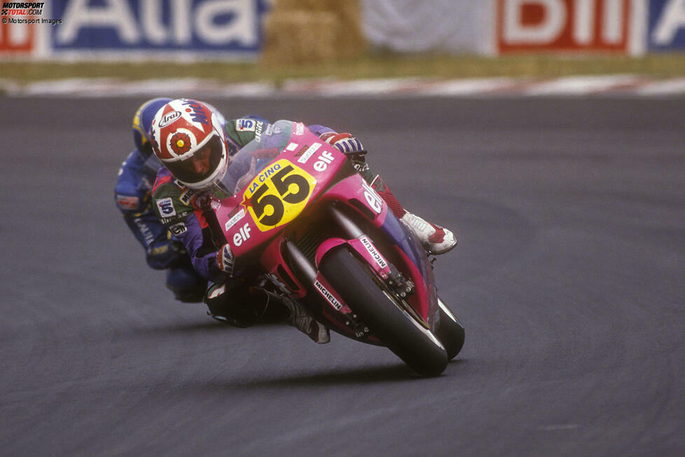 Carl Fogarty tritt zwischen 1979 und 1993 bei insgesamt acht Grand-Prix-Rennen an, sieben davon in der 500er-Klasse, allerdings ohne nennenswerten Erfolg. In der Superbike-WM läuft es deutlich besser. Hier wird er mit Ducati viermal Weltmeister (1994/95 und 1998/99).