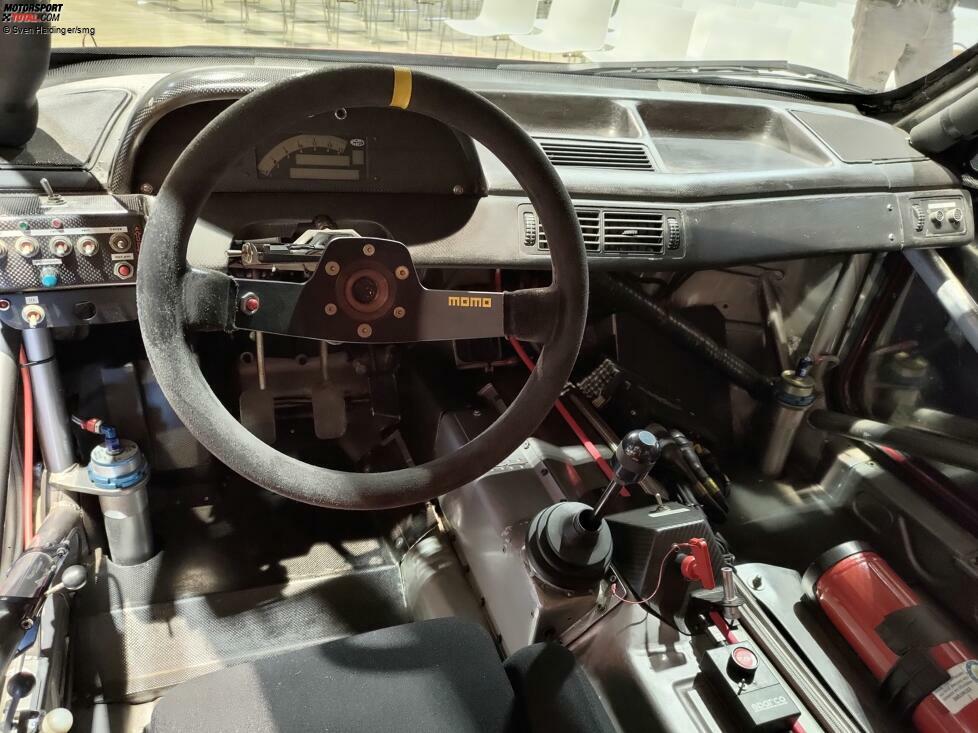 Simples Cockpit: Der Arbeitsplatz von Larini, der 1993 den Titel holt, sieht im Vergleich zu neueren DTM-Autos simpel aus. Das Lenkrad kommt abgesehen vom Boxenfunk ohne Knöpfe aus, statt Schaltwippen gibt es eine H-Schaltung.