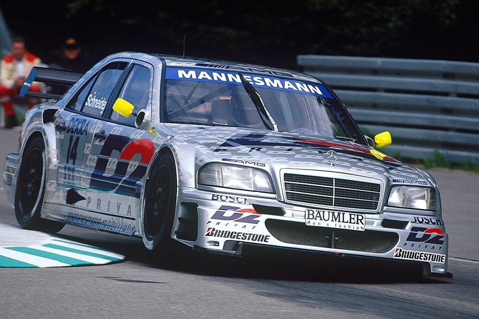 Keine Marke war bislang in der DTM so erfolgreich wie Mercedes-Benz: Elf verschiedene Modelle waren im Einsatz - den Debütsieg ermöglichte Helmut Marko!