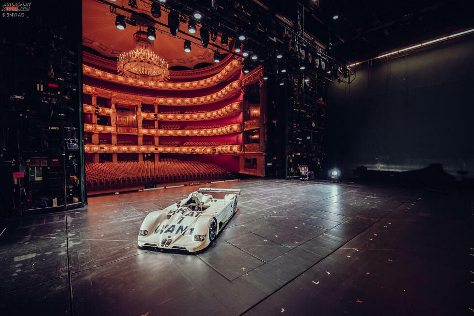 #15 Jenny Holzer / BMW V12 LMR / 1999: Für starke Botschaften ist die Künstlerin Jenny Holzer bekannt, und solche verpackte sie auch in das Design des Le-Mans-Prototypen von 1999. Sie ließ dafür Sätze mit reflektierenden Chrombuchstaben und fluoreszierender Folie auf der weißen Lackierung des Rennwagens aufbringen.