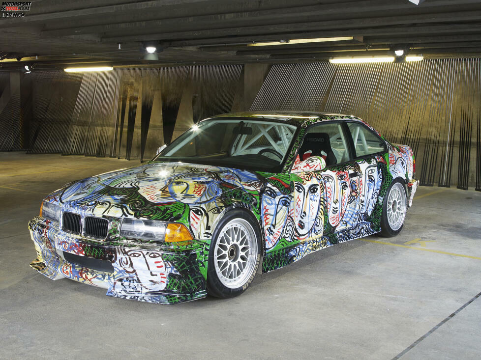 #13 Sandro Chia / BMW M3 GTR / 1992: Der nächste Rennwagen in der Art-Car-Reihe ist dieser M3 GTR von Chia. Der Künstler verpasste dem Fahrzeug rundherum Gesichter, die den Betrachter beobachten - schließlich ist solch ein Art-Car selbst ein Blickfang. Diese Wechselwirkung greift das Design auf.