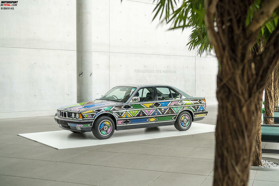 #12 Esther Mahlangu / BMW 525i / 1991: Die afrikanische Künstlerin Mahlangu war die erste Frau, die sich an einem Art-Car-Design versuchen durfte. Sie nahm dabei Bezug 