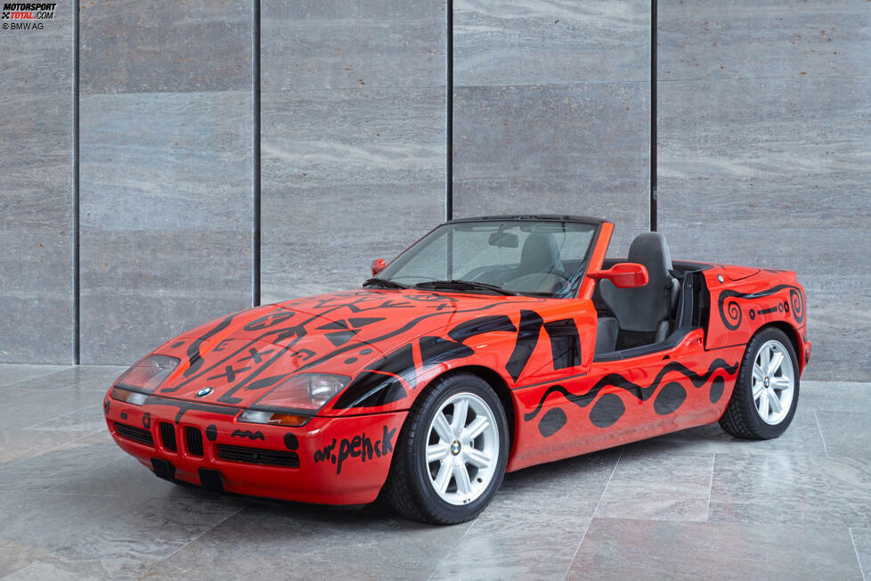 #11 A.R. Penck / BMW Z1 / 1991: Der Dresdner Künstler A.R. Penck nahm sich vier Jahre nach dessen Markteinführung einen Z1 vor. Dabei ließ er sich von der Höhlenmalerei inspirieren. Doch über die genaue Bedeutung der abstrakten Zeichen und Formen verlor der Künstler nie ein Wort ...