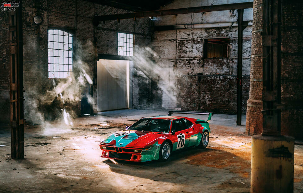 #4 Andy Warhol / BMW M1 / 1979: Das wohl bekannteste Art-Car ist der Warhol-M1, der 1979 in Le Mans zum Einsatz kam. Den Lack trug die Pop-Art-Ikone höchstpersönlich auf, sechs Kilogramm Farbe waren in weniger als 30 Minuten verbraucht. Das Fahrzeug landete auf dem sechsten Gesamtrang und wanderte danach ins Museum.