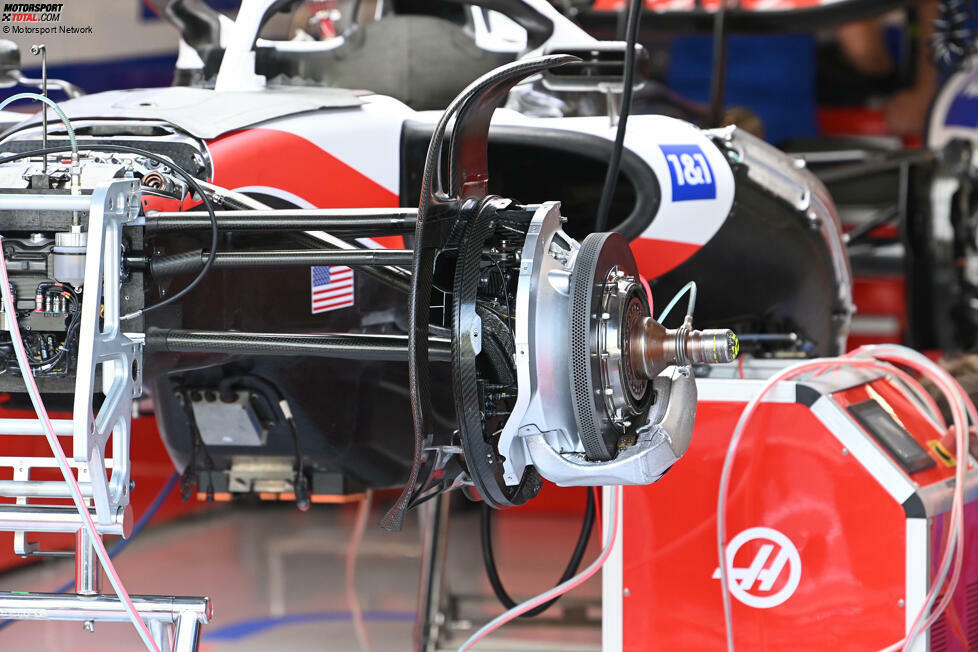 Wie angesichts der engen Zusammenarbeit mit Ferrari nicht anders zu erwarten war, entschied sich Haas für eine konventionellere Anordnung, bei der die Bremsscheibe frei innerhalb der Haupttrommel liegt.