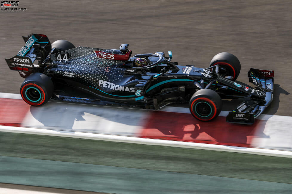 2020: Die Corona-Pandemie setzt auch der Formel 1 zu. In der auf 17 Rennen verkürzten Saison ist Mercedes dennoch die Nummer eins. Der W11 sorgt ein letztes Mal für den totalen Erfolg mit beiden WM-Titeln.