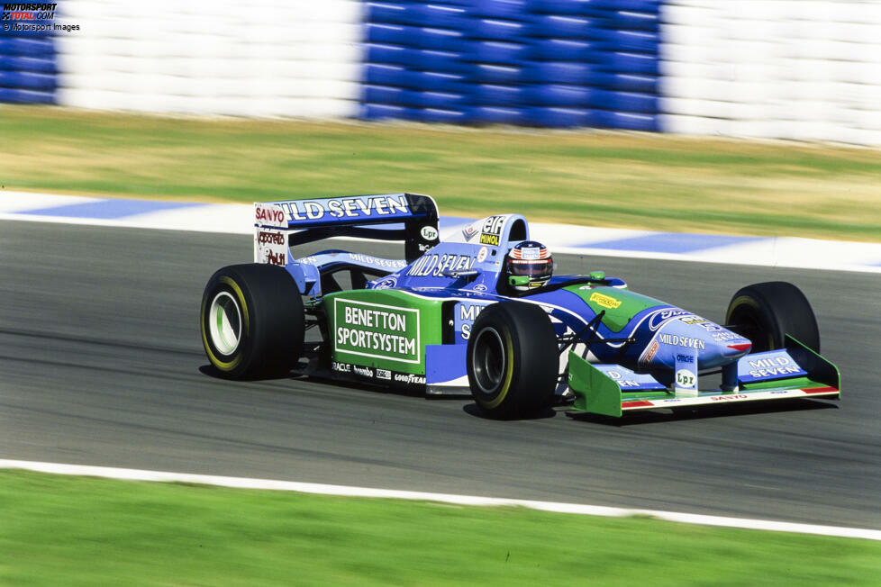 1994: Der B194 ist Benettons erstes WM-Auto und letztes Modell mit Ford-V8-Motoren, und James Allison ist einer der Väter hinter dem Erfolg des Fahrzeugs. Michael Schumacher gewinnt auf dem Weg zu seiner ersten Weltmeisterschaft acht von 16 Rennen.