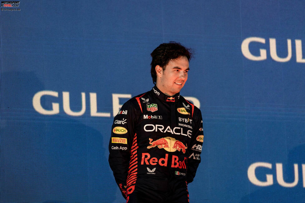 1. Bahrain: Red Bull würde den Auftakt in Bahrain trotzdem gewinnen, und zwar mit Sergio Perez, der natürlich auch in der WM in Führung gehen würde. Fernando Alonso wird Zweiter, und Carlos Sainz darf mit auf das Podium. Stand: 1. Perez (25), 2. Alonso (18), 3. Sainz (15), 4. Hamilton (12), 5. Stroll (10).