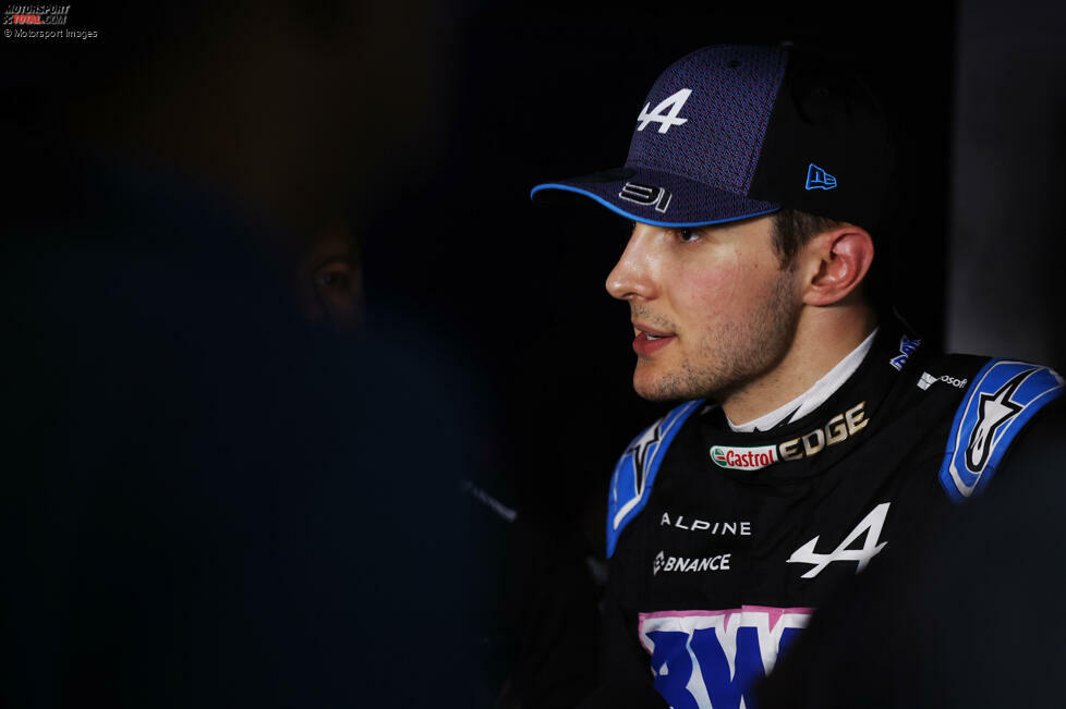 ... Esteban Ocon fällt auf im Alpine A523, weil er reihenweise Zeitstrafen aufsammelt und immer neue Regelverstöße begeht, inklusive Speeding in der Boxengasse. Auch sein Auto wird vorzeitig reingeholt, aber ...