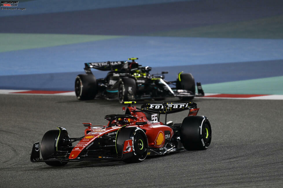 ... holt Carlos Sainz den vierten Platz im Rennen vor Lewis Hamilton im Mercedes W14 auf Platz fünf. Dann folgt ...