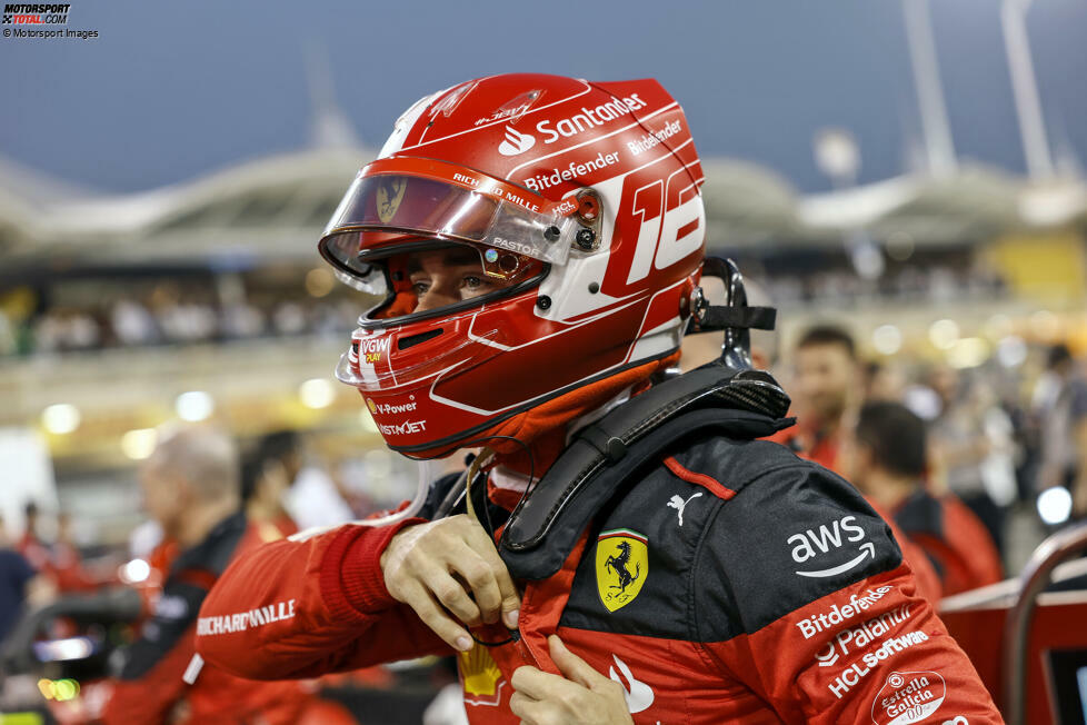 ... Charles Leclerc im Ferrari SF-23 auf Podestkurs die Puste ausgeht: Er muss sein Auto am Streckenrand abstellen, die nachfolgenden Fahrer gewinnen kampflos eine Position. Für Ferrari ...