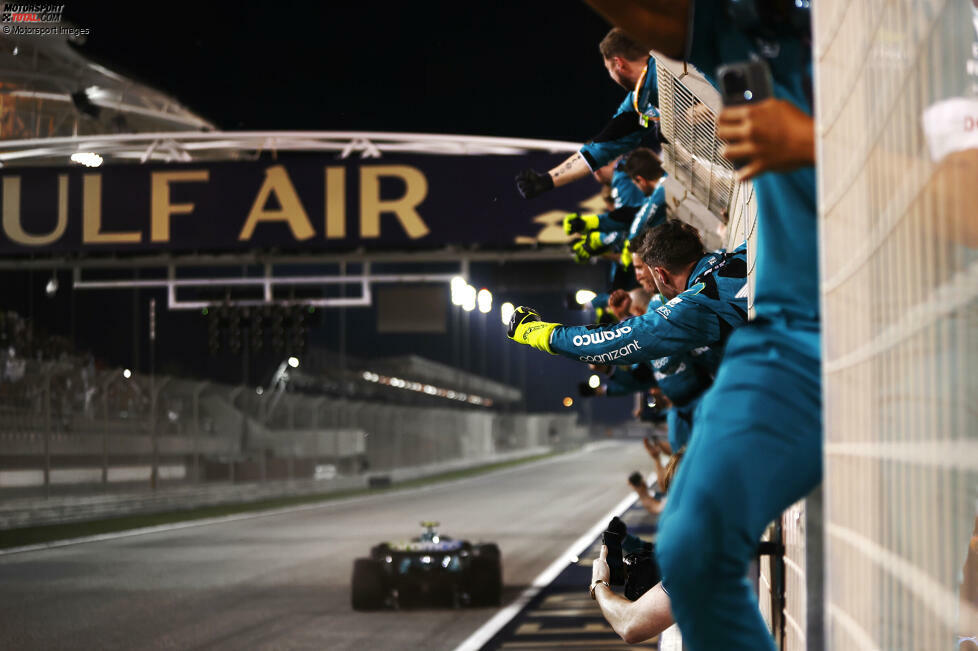 ... Fernando Alonso im Aston Martin AMR23, der auf der Strecke sowohl Ferrari als auch Mercedes überholt. P3 hinter Red Bull fällt ihm aber teilweise in den Schoß, weil ...