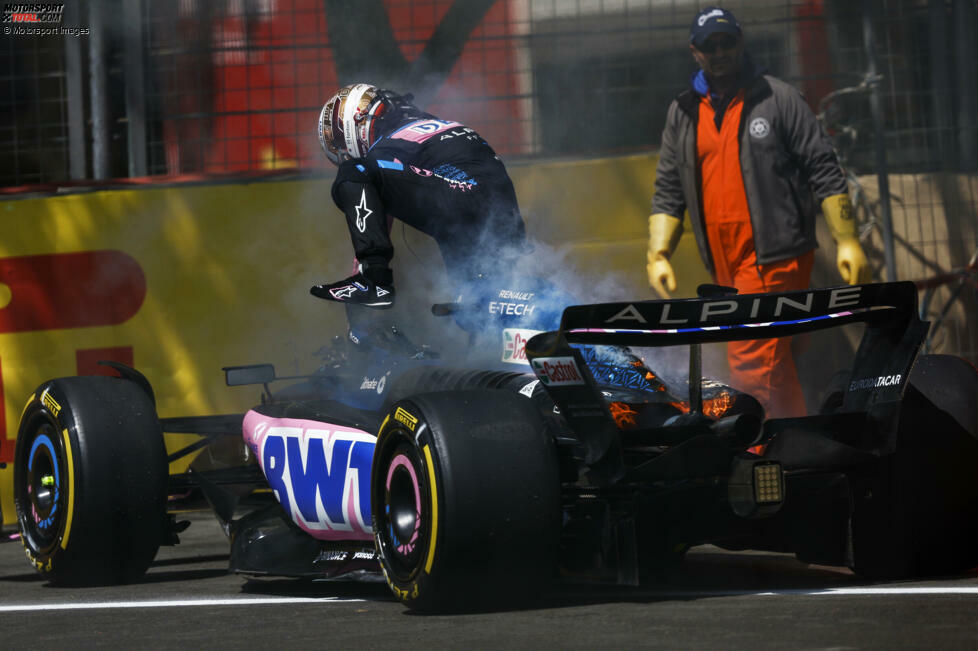 ... läuft es für Pierre Gasly im Alpine A523: Vermutlich ein Fehler im Hydraulik-System lässt das Auto auf der Strecke in Brand geraten. Gasly hält an, aber das Fahrzeug brennt weiter, die Löscharbeiten ziehen sich hin. Und auch bei ...