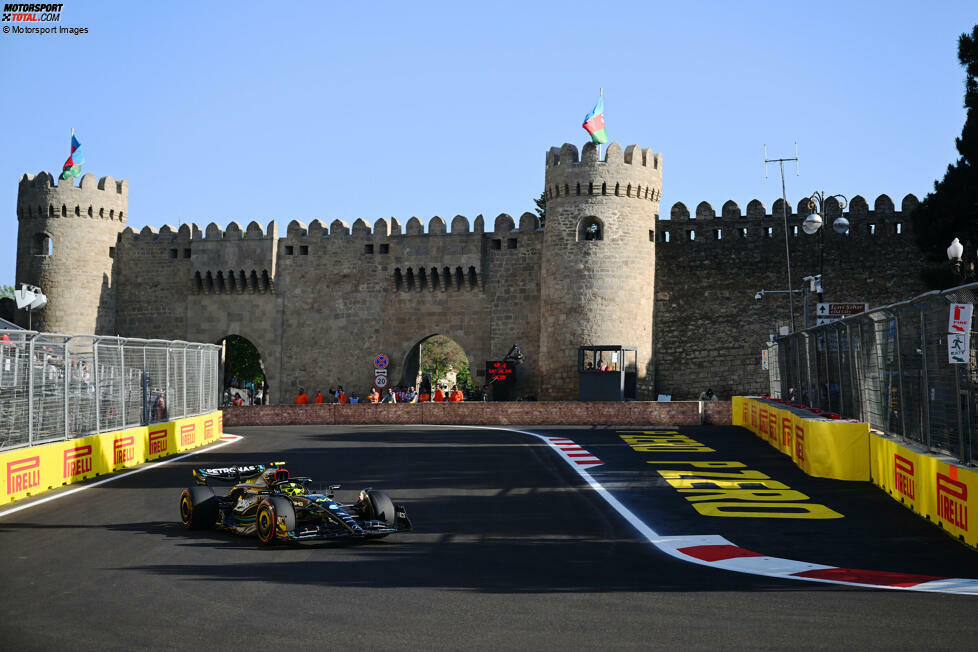 ... klafft die große Lücke: Carlos Sainz im zweiten Ferrari fehlen schon acht Zehntel auf die Spitze, bei Lewis Hamilton im Mercedes W14 auf P5 beträgt der Rückstand fast eine Sekunde. Er steht damit aber immerhin noch vor Fernando Alonso im Aston Martin AMR23 und erstmals ...