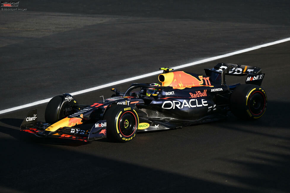 Im Sprint profitiert Perez im Red Bull von DRS und überholt Leclerc gleich zu Beginn des Rennens. Anschließend kontrolliert er das Geschehen und siegt erstmals in einem Formel-1-Sprint vor Leclerc und ...