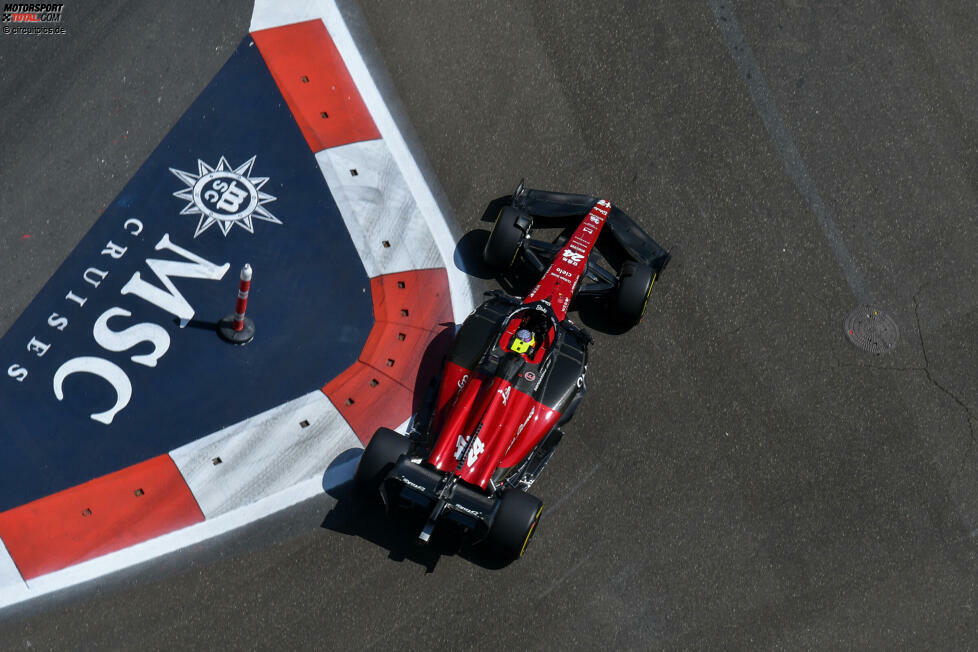 ... Guanyu Zhou im Alfa Romeo C43 kommt nicht über die Distanz: Sein Team holt ihn mit technischen Problemen in die Box, ohnehin fährt Alfa Romeo in Baku nur hinterher. Aber schon ...