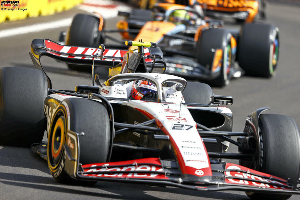 ... Nico Hülkenberg im Haas VF-23 nach einer riskanten Strategie mit einem langen ersten Stint auf Hard. Doch weil weitere Zwischenfälle ausbleiben, gehen die Taktik nicht auf und die Reifen ein. Das macht P17 auf der Strecke. Gar nicht im Ziel ist ...