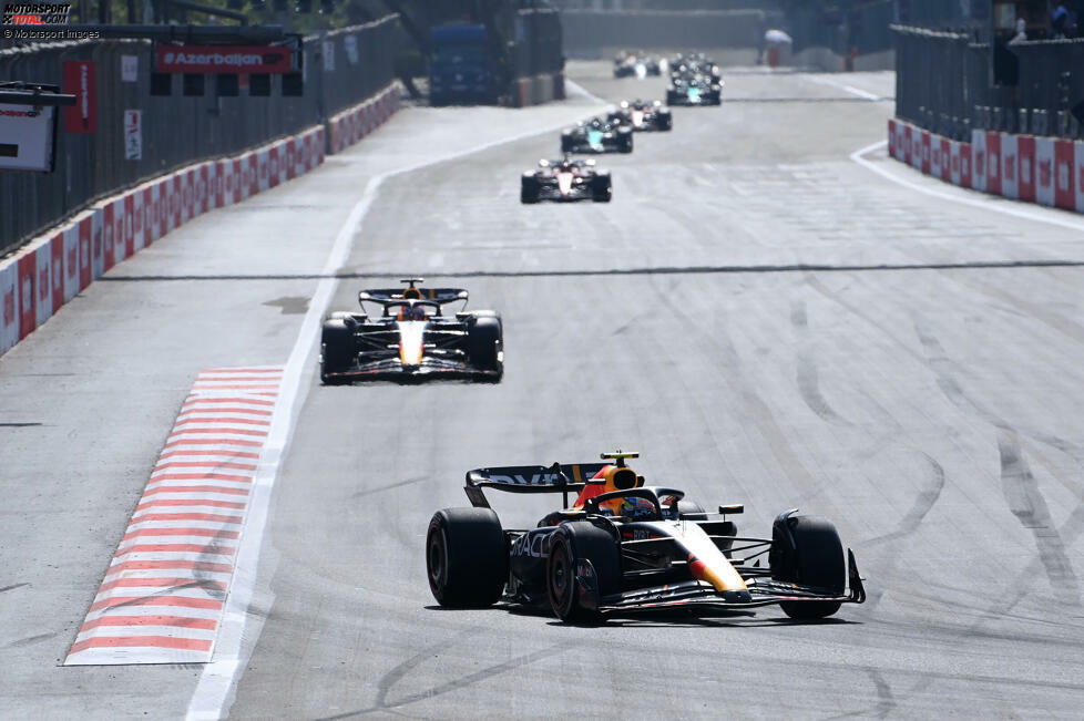 ... ist Max Verstappen im anderen Red Bull zunächst vorne und bestimmt das Rennen bis zur Safety-Car-Phase. Weil ihn Red Bull aber zu früh zum Stopp holt, fällt er zurück auf P3 und beißt sich danach an Perez die Zähne aus. P2 für den WM-Spitzenreiter vor ...