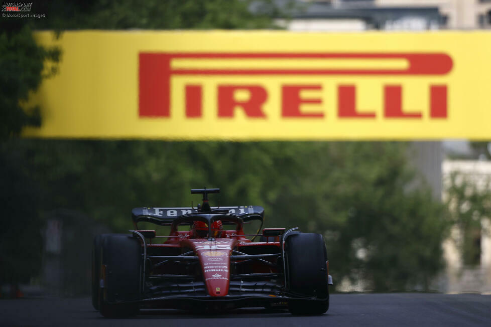 ... Charles Leclerc im Ferrari SF-23, der von der Poleposition kommend nur wenige Kilometer führt, bis ihn beide Red Bull überholen. Mithalten kann er das Tempo der Spitze nicht, wird aber klar Dritter vor ...