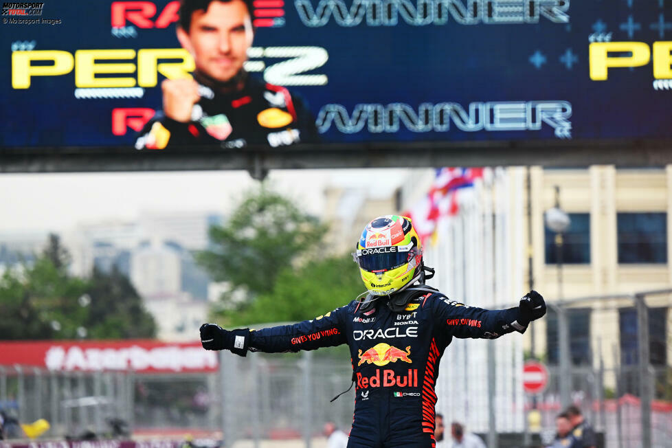 Sergio Perez gewinnt im Red Bull RB19 den Grand Prix von Aserbaidschan in Baku. Er profitiert von einer Safety-Car-Phase, die er zum Reifenwechsel nutzt - und so in Führung geht. Es ist sein zweiter Saisonsieg und sein zweiter Sieg in Baku, aber eigentlich ...