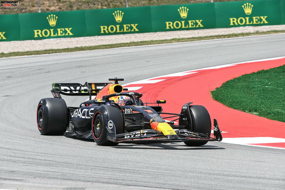 Wenig überraschend ist Red Bull im ersten Training dominant - und allen voran der Weltmeister. Max Verstappen lässt am Mittag keinen Zweifel aufkommen, wer in Barcelona Favorit ist und verbläst den Rest des Feldes um fast acht Zehntelsekunden. Hinter Red Bull kommen aber ungewöhnliche Namen ...