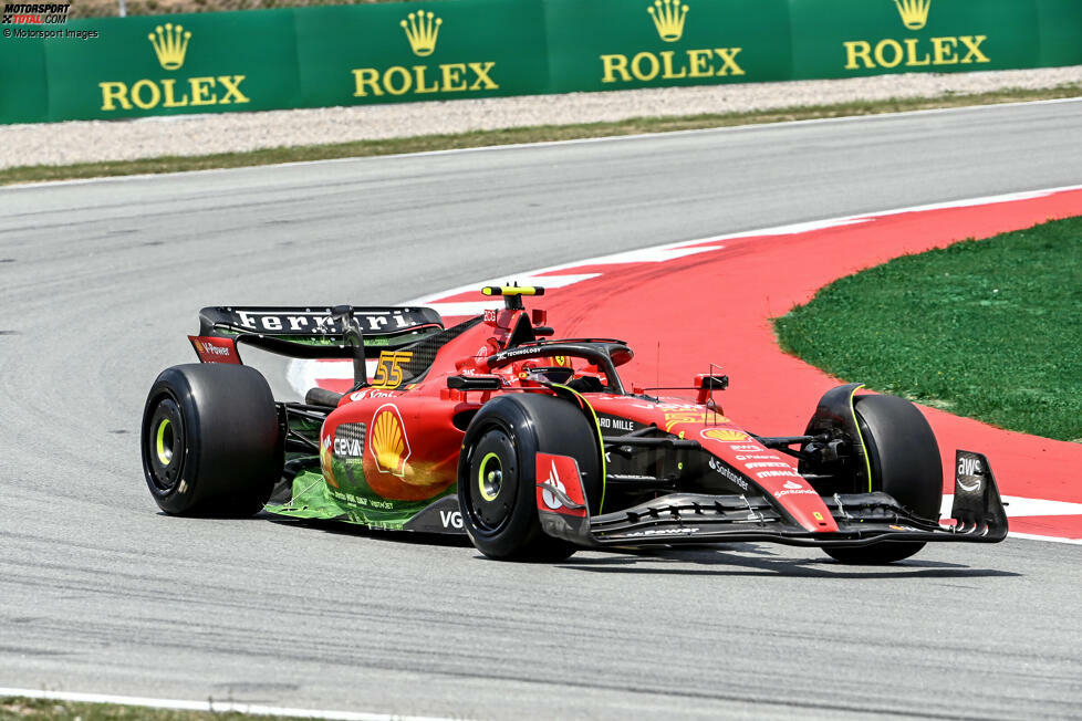 ... Ferrari. Die Scuderia hat in Barcelona einen neuen Seitenkasten im Gepäck, der im ersten Training gegen den alten probiert wird. Schneller ist da Charles Leclerc (8.) in der alten Variante. Carlos Sainz (9.) mit der neuen fehlen 0,032 Sekunden. Ausprobiert wurden auch ...