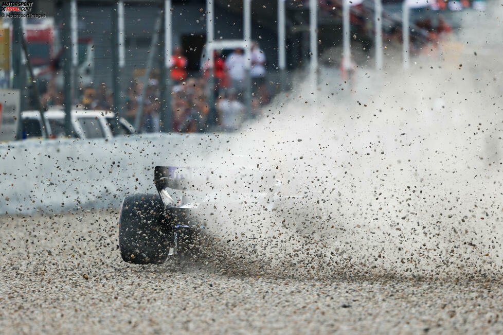 Das dritte Training läuft nur kurz, bis Williams-Rookie Logan Sargeant seinen Boliden in der letzten Kurve in die Streckenbegrenzung setzt. Das Training wird unterbrochen und für rund eine halbe Stunde geht nicht viel, denn ...